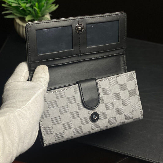 Cambridge Check Clutch – A Touch of Timeless Britain - Karobaar